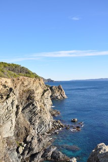 La calanque de l'indienne vue lors du parcours découverte à vélo sur l'ile de porquerolles Location louer velo VTT Porquerolles Calanque découverte