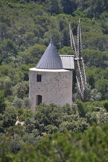 Vue sur Le moulin du bonheur parcours découverte vélo Porquerolles Parcours découverte location louer velo VTT porquerolles Moulin