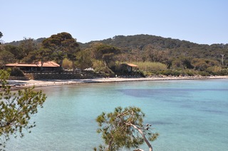 La plage d'argent vue lors du rallye découverte à vélo sur l'ile de porquerolles Location louer velo VTT Porquerolles Calanque découverte rallye