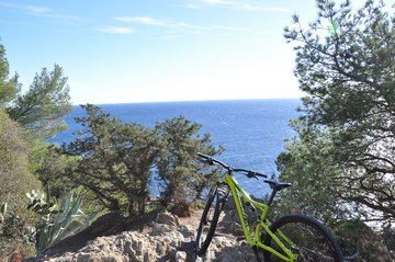 Petite pause en pleine nature lors du rallye découverte à vélo sur l'ile de porquerolles Location velo VTT louer Porquerolles point de vue découverte rallye mer nature